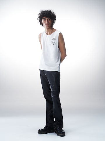 T-Shirt 'Thilo' Luka Sabbat for ABOUT YOU en blanc