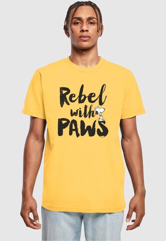 T-Shirt 'Peanuts - Rebel with paws' Merchcode en jaune : devant