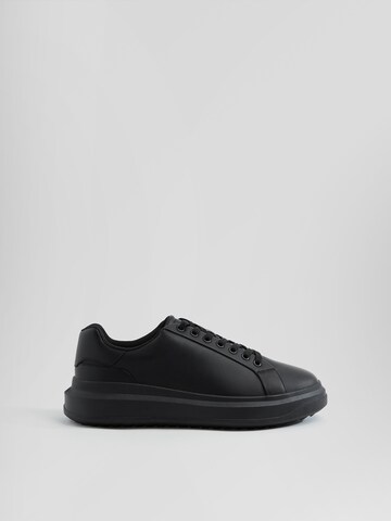 Sneaker low de la Bershka pe negru