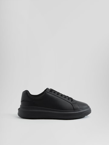 Bershka Sneakers low i svart