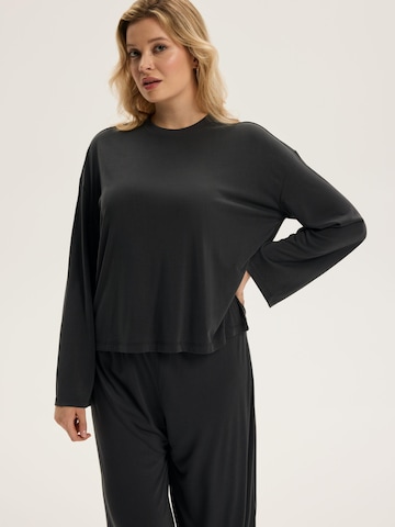 Maglietta 'Boxy-Langarmshirt aus Modal mit 3D-Logo, Ruth 2' di ESOTIQ in grigio