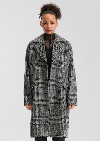 QS Übergangsmantel in Schwarz: Vorderseite