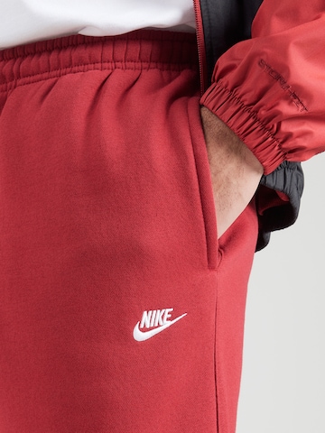 Tapered Pantaloni 'CLUB' di Nike Sportswear in rosso