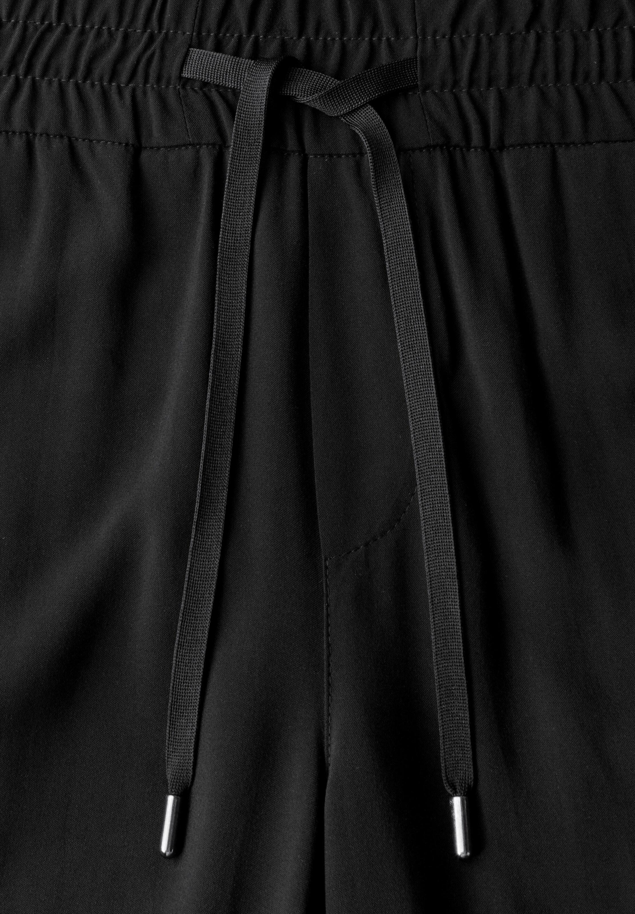 STREET ONE Slimfit Hose in Schwarz