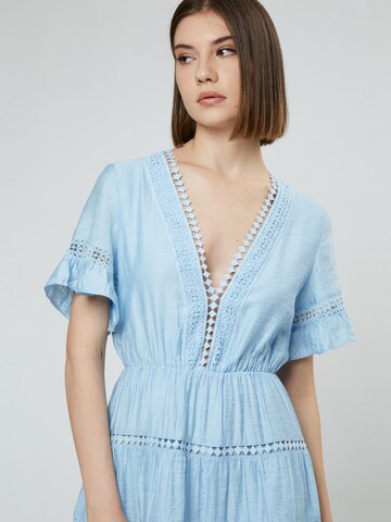 Rochie de la Influencer pe albastru