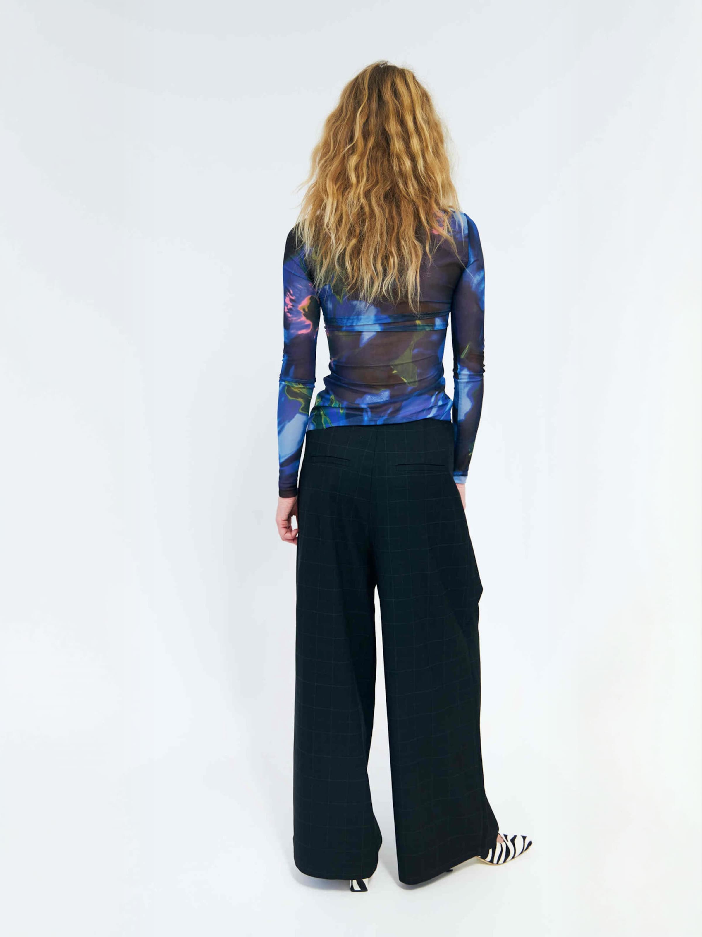 regular Pantaloni ' Aishecras ' di Crās in grigio: dietro
