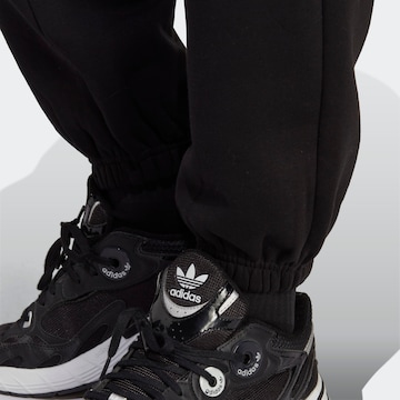 Effilé Pantalon 'Essentials Fleece' ADIDAS ORIGINALS en noir