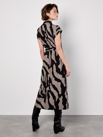 Apricot Zebra Print Shirt Midi Dress ' ' in Grau