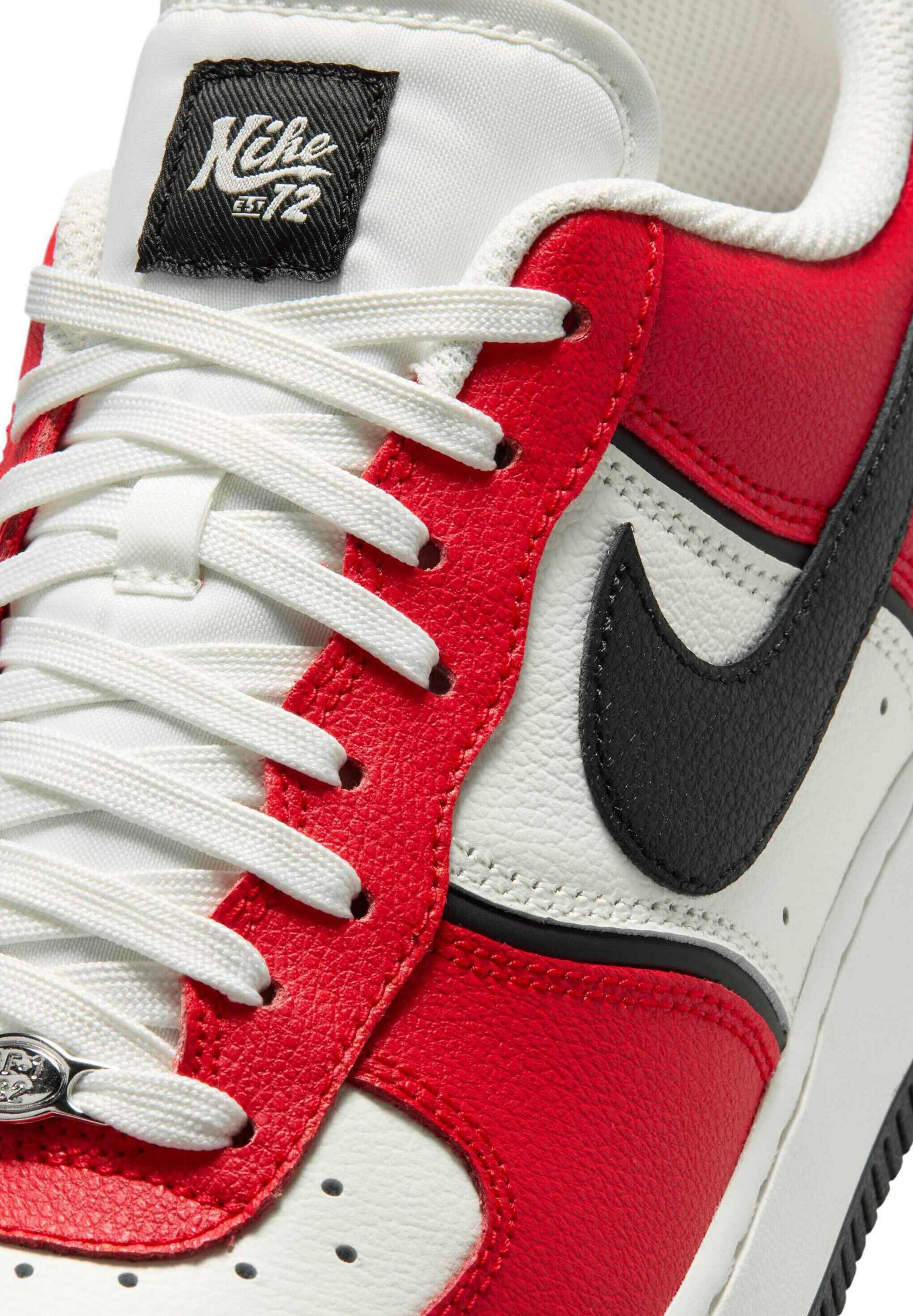 Nike Sportswear Низкие кроссовки 'Air Force 1 '07 LV8' в Красный