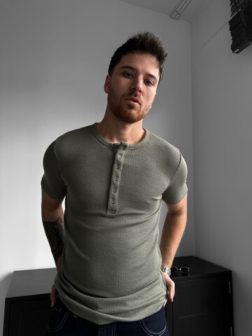 Kleidermafia T-shirt 'Slim Fit Button' i grön