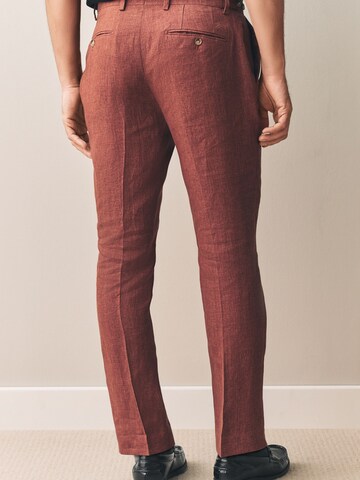 Coupe slim Pantalon à plis Next en marron