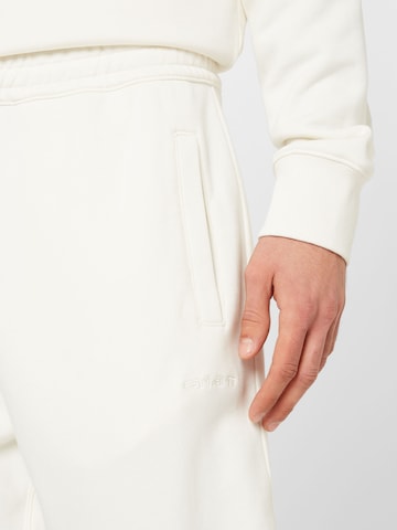 Carhartt WIP Zwężany krój Spodnie 'Duster' w kolorze biały