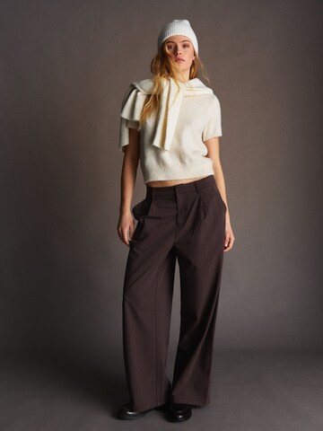 BershkaBaggy Hlače s naborima - smeđa boja