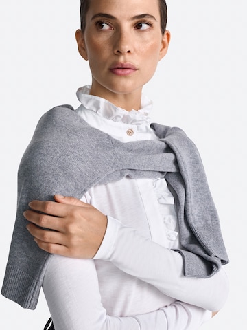 Tricou de la Rich & Royal pe alb