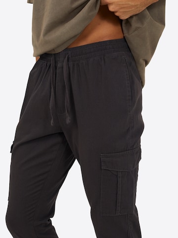 Tapered Pantaloni cargo di BRAVE SOUL in marrone