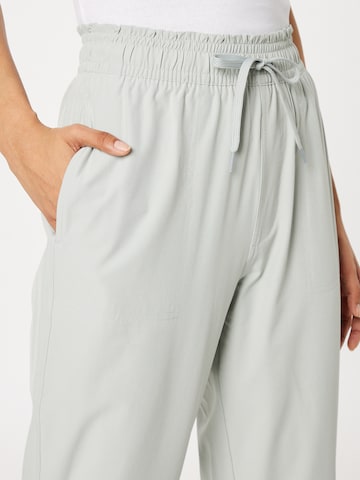 Abercrombie & Fitch Tapered Housut värissä vihreä