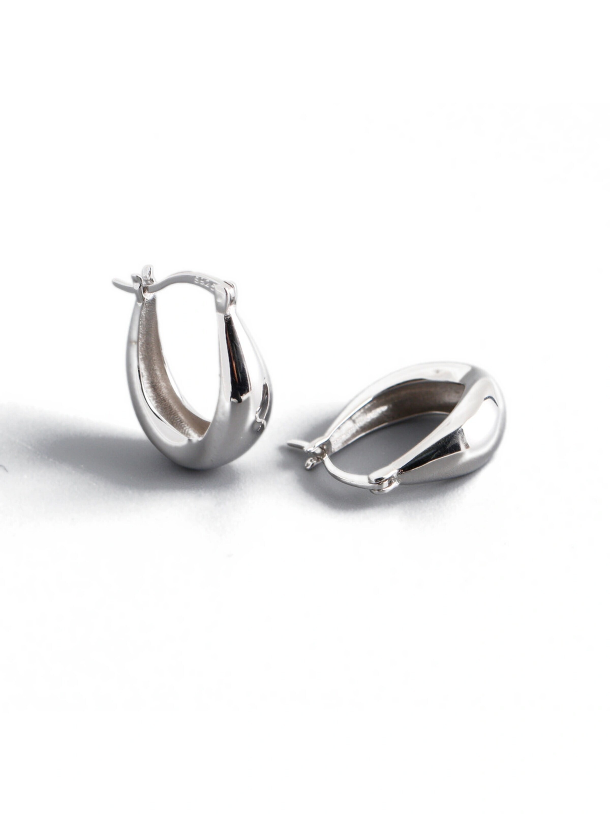 Staufergold Earrings 'Creolen „Goldtropfen“ – voluminös, glatt, elegant' in Silver: front