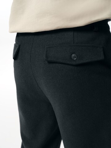 ABOUT YOU x Jaime Lorente Regular Pants 'Leandro' in Grey