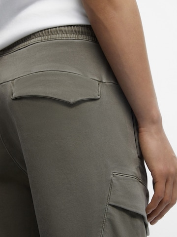 Regular Pantalon cargo Pull&Bear en vert