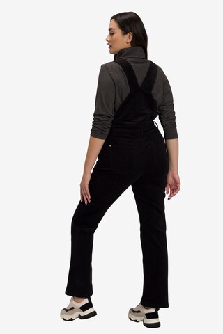 Ulla Popken Bootcut Latzhose in Schwarz