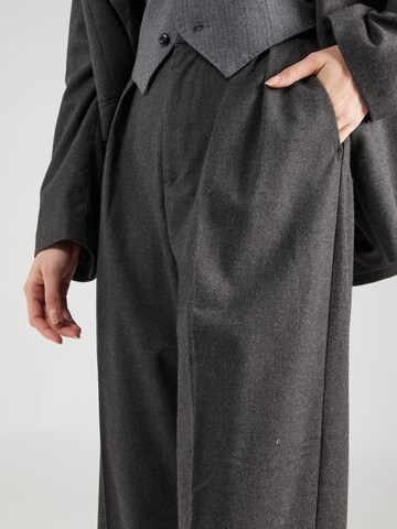 Gina Tricot Široke hlačnice Hlače z naborki | siva barva