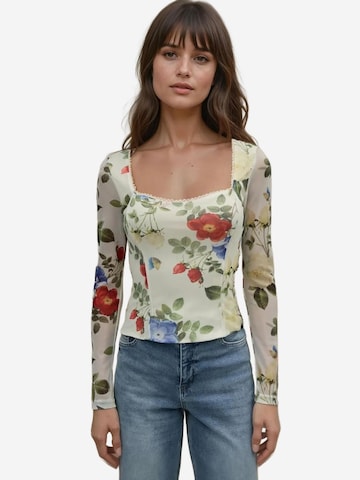 Hiccup Shirt in White: front