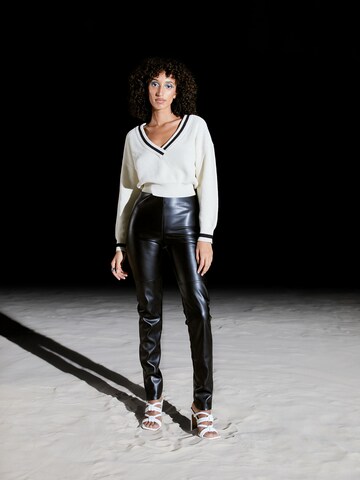 VIERVIER Skinny Broek in Zwart: voorkant