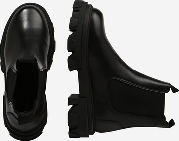 PAVEMENT Chelsea Boots in Black