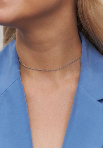 Stilnest Necklace in Silver: front