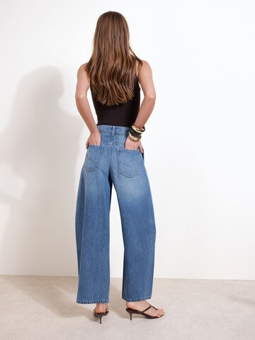 Barrel Jeans con pieghe di Friends Like These in blu
