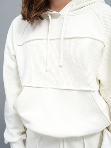 Sweat-shirt 'Philippa' A LOT LESS en blanc