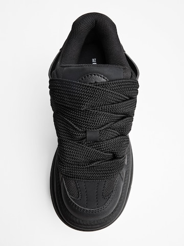 Sneaker bassa di Bershka in nero