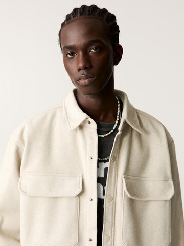 Pull&Bear Comfort Fit Риза в бежово