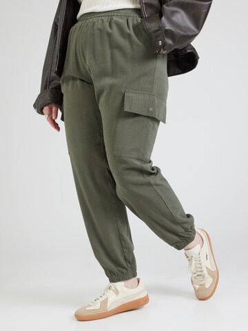Tapered Pantaloni cargo 'CARAris' di ONLY Carmakoma in verde: frontale