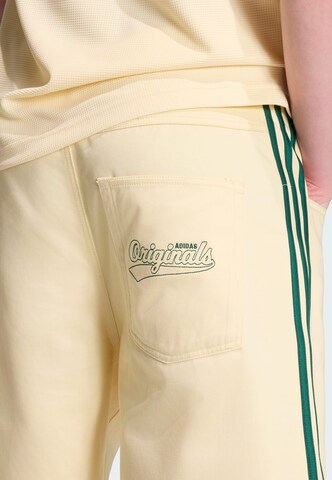 ADIDAS ORIGINALS - Loosefit Calças 'Firebird' em bege