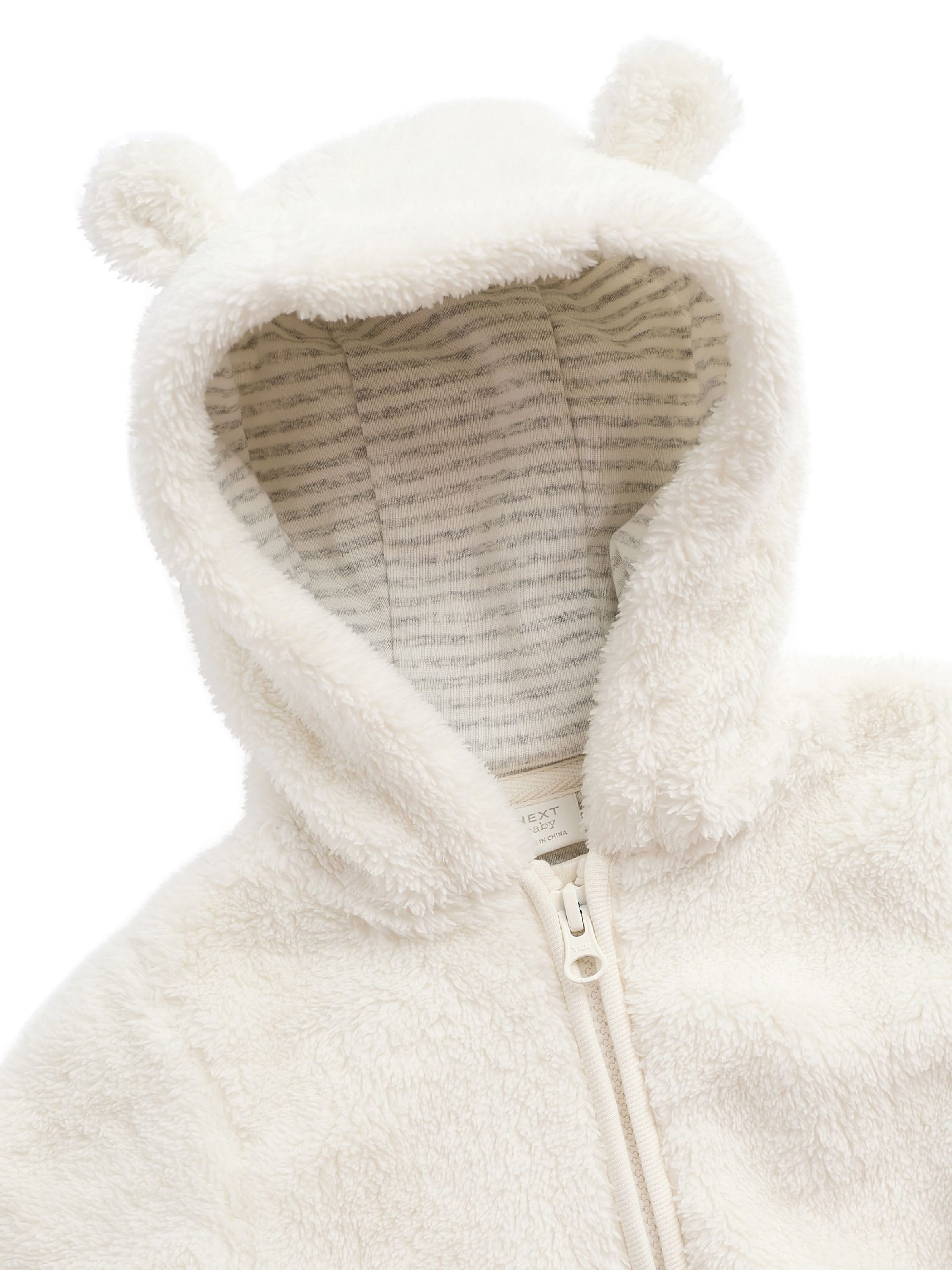 Next Overall σε λευκό