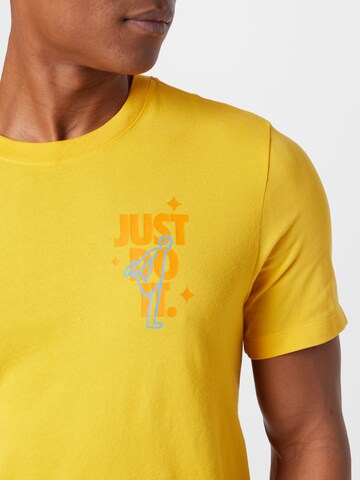 NIKE Λειτουργικό μπλουζάκι 'Story Pack' σε κίτρινο