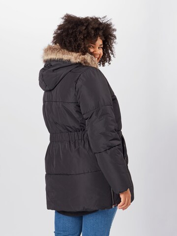 Giacca invernale 'Finley' di Vero Moda Curve in nero