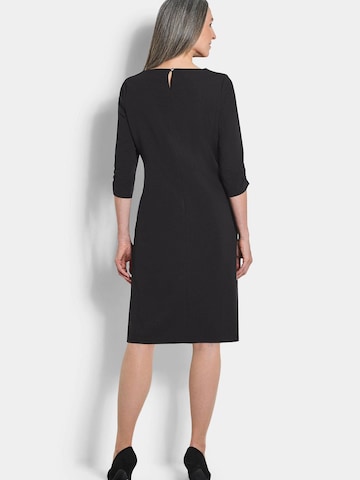 Goldner Etuikleid in Schwarz