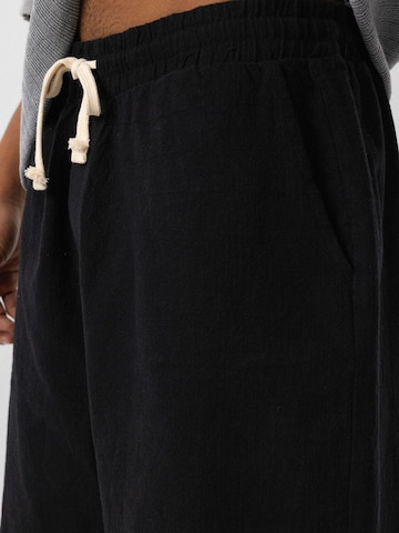 Largi Pantaloni de la Dandalo pe negru