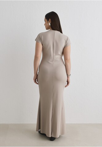 Aim'n Sportovní šaty 'Sense' – hnědá