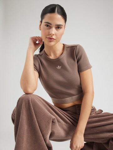 ADIDAS ORIGINALS Póló 'ESS' - barna: elől