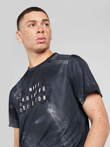 NIKE Λειτουργικό μπλουζάκι 'Run Division Rise 365' σε μαύρο