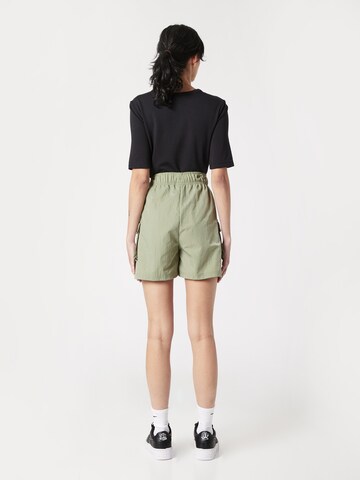 Nike Sportswear Loosefit Shorts in Grün