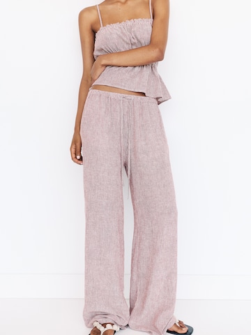 Pull&Bear Wide leg Trousers in Red: front