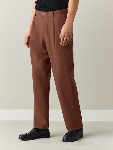 Loosefit Pantalon à pince Next en marron : devant
