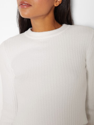 Bershka Pullover in Weiß