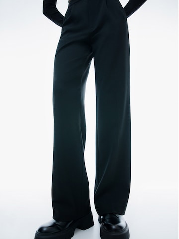 Pull&Bear Regular Trousers with creases in Black