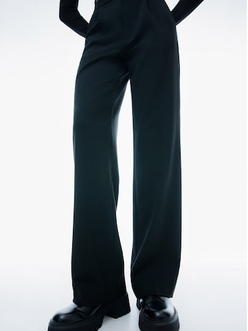 Regular Pantalon à plis Pull&Bear en noir