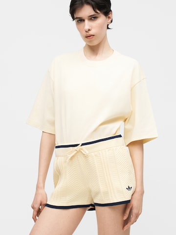 ADIDAS ORIGINALS - Camiseta talla grande 'Ess' en beige